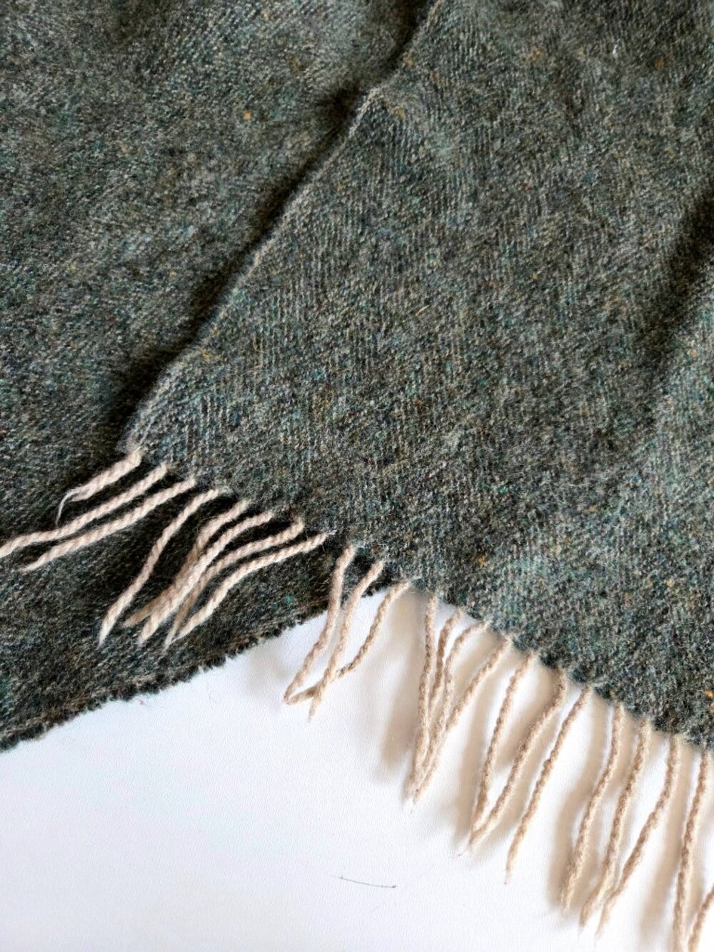 Club Monaco wool green unisex scarf. - Picture 2 of 6